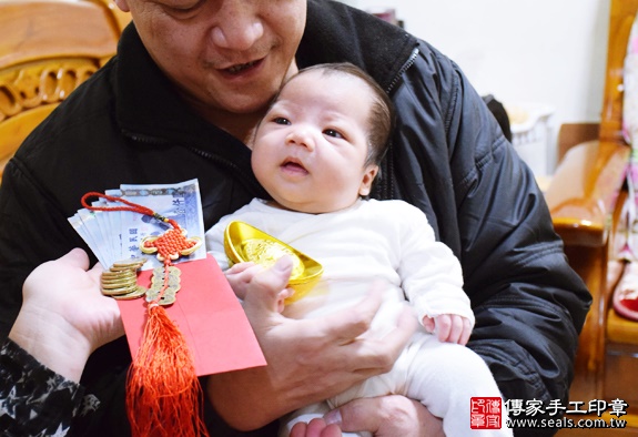 剃胎毛、滿月剃頭、嬰兒剃頭、嬰兒理髮、嬰兒剃髮、嬰兒剃胎毛、嬰兒滿月剃頭、寶寶剃頭、剃胎毛儀式、剃胎毛吉祥話、滿月剃頭儀式、滿月剃頭吉祥話、寶寶剃胎毛、寶寶滿月剃頭理髮、 新北新莊區剃胎毛、新北新莊區滿月剃頭、 新北新莊區嬰兒剃頭剃胎毛、新北新莊區嬰兒理髮、新北新莊區嬰兒剃髮、朱寶寶(新北新莊區到府嬰兒寶寶滿月剃頭理髮、免費到府嬰兒剃胎毛儀式吉祥話)。到府剃頭剃胎毛主持、專業拍照、DVD光碟、證書。★購買「臍帶章、肚臍章、胎毛筆刷印章」贈送：剃頭、收涎、抓周，三選一。2016.01.02 照片15